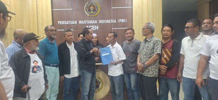 Tarmilin Usman SE menyerahkan berkas persyaratan sebagai bakal calon Balon Ketua Dewan Kehormatan Provinsi DPW PWI 20262031 di Gedung PWI Aceh pada Senin 19102026 FOTO Ist KETIKKABARcom Tarmilin Usman SE menyerahkan berkas persyaratan sebagai bakal calon Balon Ketua Dewan Kehormatan Provinsi DPW PWI 2026 2031 di Gedung PWI Aceh pada Senin 19102026 FOTO Ist