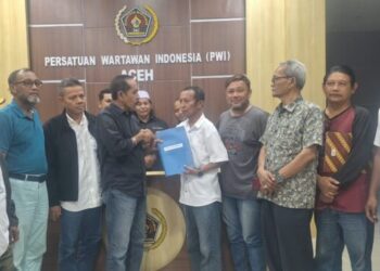 Tarmilin Usman SE menyerahkan berkas persyaratan sebagai bakal calon Balon Ketua Dewan Kehormatan Provinsi DPW PWI 2026 2031 di Gedung PWI Aceh pada Senin 19102026 FOTO Ist