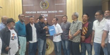 Tarmilin Usman SE menyerahkan berkas persyaratan sebagai bakal calon Balon Ketua Dewan Kehormatan Provinsi DPW PWI 2026 2031 di Gedung PWI Aceh pada Senin 19102026 FOTO Ist