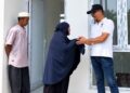 Wakil Ketua DPRK Banda Aceh Dr Musriadi Aswad MPd menyapa warga penerima mamfaat rumah layak huni melalui pokok pokok pikiran pokir DPRK Banda Aceh Tahun Anggaran 2026 FOTO Humas DPRK Banda Aceh