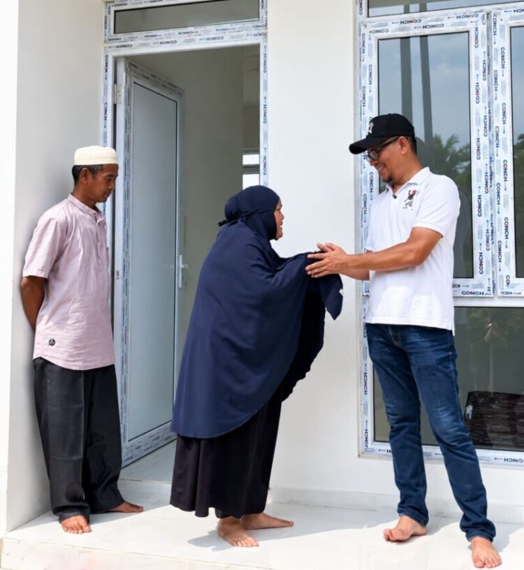 Wakil Ketua DPRK Banda Aceh Dr Musriadi Aswad MPd menyapa warga penerima mamfaat rumah layak huni melalui pokokpokok pikiran pokir DPRK Banda Aceh Tahun Anggaran 2026 FOTO Humas DPRK Banda Aceh KETIKKABARcom Wakil Ketua DPRK Banda Aceh Dr Musriadi Aswad MPd menyapa warga penerima mamfaat rumah layak huni melalui pokok pokok pikiran pokir DPRK Banda Aceh Tahun Anggaran 2026 FOTO Humas DPRK Banda Aceh