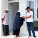 Wakil Ketua DPRK Banda Aceh Dr Musriadi Aswad MPd menyapa warga penerima mamfaat rumah layak huni melalui pokok pokok pikiran pokir DPRK Banda Aceh Tahun Anggaran 2026 FOTO Humas DPRK Banda Aceh