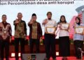 Wakil Gubernur Aceh Fadhlullah Dek Fadh bersama Wakil Ketua Komisi Pemberantasan Korupsi KPK Republik Indonesia Ibnu Basuki Widodo menyerahkan penganugerahan Percontohan Desa Antikorupsi Provinsi Aceh Tahun 2026 kepada 15 desa dari berbagai kabupaten dan kota di Aceh Rabu 21102026