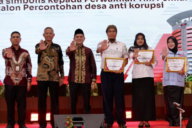 Wakil Gubernur Aceh Fadhlullah Dek Fadh bersama Wakil Ketua Komisi Pemberantasan Korupsi KPK Republik Indonesia Ibnu Basuki Widodo menyerahkan penganugerahan Percontohan Desa Antikorupsi Provinsi Aceh Tahun 2026 kepada 15 desa dari berbagai kabupaten dan kota di Aceh Rabu 21102026