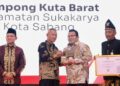 Keuchik Gampong Kuta Barat Eddy Syahputra menerima penghargaan Desa Percontohan Antikorupsi Aceh 2025 didampingi Wali Kota Sabang Zulkifli H Adam di Gedung Anjong Mon Mata Banda Aceh Rabu 2110 FOTO Humas