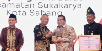 Keuchik Gampong Kuta Barat Eddy Syahputra menerima penghargaan Desa Percontohan Antikorupsi Aceh 2025 didampingi Wali Kota Sabang Zulkifli H Adam di Gedung Anjong Mon Mata Banda Aceh Rabu 2110 FOTO Humas