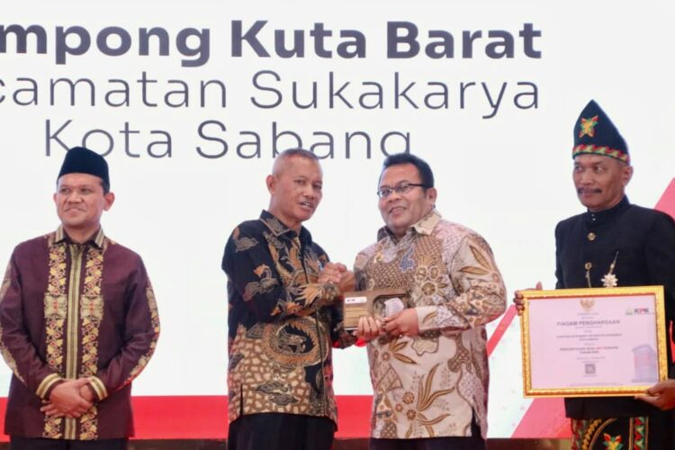 Keuchik Gampong Kuta Barat Eddy Syahputra menerima penghargaan Desa Percontohan Antikorupsi Aceh 2025 didampingi Wali Kota Sabang Zulkifli H Adam di Gedung Anjong Mon Mata Banda Aceh Rabu 2110 FOTO Humas