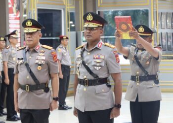 Prosesi sertijab Wakapolda Aceh dari Brigjen Pol. Ari Wahyu Widodo (kiri) kepada Brigjen Pol. Latif Usman (kanan) di lobi Gedung Satya Haprabu, Mapolda Aceh, Rabu 21/10/2026. FOTO: Polda Aceh