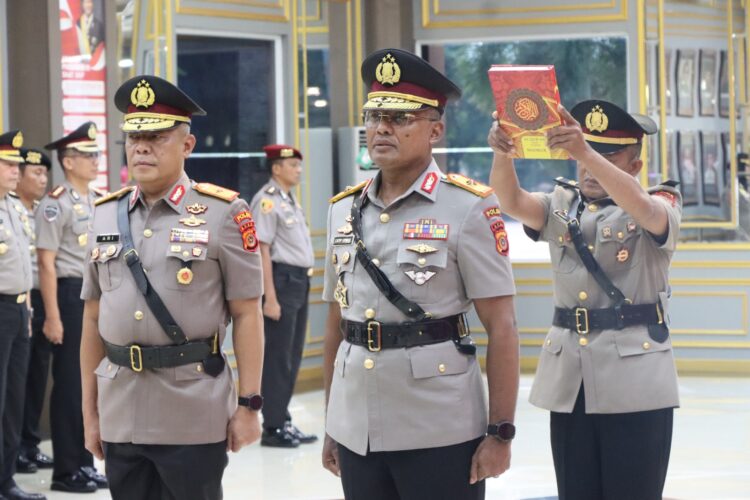 Prosesi sertijab Wakapolda Aceh dari Brigjen Pol Ari Wahyu Widodo kiri kepada Brigjen Pol Latif Usman kanan di lobi Gedung Satya Haprabu Mapolda Aceh Rabu 21102026 FOTO Polda Aceh KETIKKABARcom Prosesi sertijab Wakapolda Aceh dari Brigjen Pol Ari Wahyu Widodo kiri kepada Brigjen Pol Latif Usman kanan di lobi Gedung Satya Haprabu Mapolda Aceh Rabu 21102026 FOTO Polda Aceh