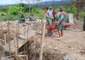Babinsa Posramil Ketambe jajaran Kodim 0108Aceh Tenggara bersama warga bergotong royong mengecor pondasi Jembatan Gantung Perintis di Desa Deleng Damar Kecamatan Ketambe Kabupaten Aceh Tenggara Rabu 21102026