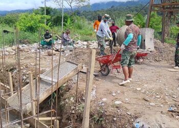Babinsa Posramil Ketambe jajaran Kodim 0108Aceh Tenggara bersama warga bergotong royong mengecor pondasi Jembatan Gantung Perintis di Desa Deleng Damar Kecamatan Ketambe Kabupaten Aceh Tenggara Rabu 21102026