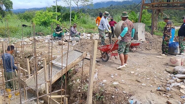 Babinsa Posramil Ketambe jajaran Kodim 0108Aceh Tenggara bersama warga bergotong royong mengecor pondasi Jembatan Gantung Perintis di Desa Deleng Damar Kecamatan Ketambe Kabupaten Aceh Tenggara Rabu 21102026 KETIKKABARcom Babinsa Posramil Ketambe jajaran Kodim 0108Aceh Tenggara bersama warga bergotong royong mengecor pondasi Jembatan Gantung Perintis di Desa Deleng Damar Kecamatan Ketambe Kabupaten Aceh Tenggara Rabu 21102026