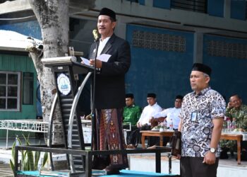 Wakil Bupati Aceh Besar, Drs H Syukri A Jalil bertindak sebagai Irup Upacara Peringatan Hari Santri Nasionan di Komplek Dayah Ruhul Falah, Samahani, Kecamatan Kuta Malaka, Aceh Besar, Kamis (22/10/2026). FOTO/MC ACEH BESAR