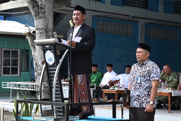 Wakil Bupati Aceh Besar Drs H Syukri A Jalil bertindak sebagai Irup Upacara Peringatan Hari Santri Nasionan di Komplek Dayah Ruhul Falah Samahani Kecamatan Kuta Malaka Aceh Besar Kamis 22102026 FOTOMC ACEH BESAR