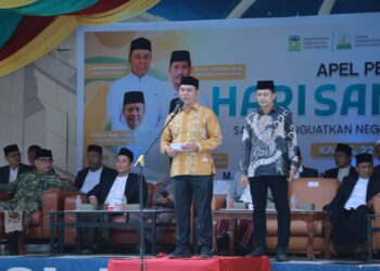 Bupati Aceh Besar H Muharram Idris (Syech Muharram) menyampaikan sambutannya, saat memimpin upacara pengibaran bendera Merah Putih dalam rangka memperingati Hari Santri Nasional 2026, di Kompleks Dayah Ruhul Falah Anak Bangsa, Gampong Gue Gajah, Kecamatan Darul Imarah, Aceh Besar, Kamis (22/10/2026). FOTO/ PROKOPIM PEMKAB ACEH BESAR