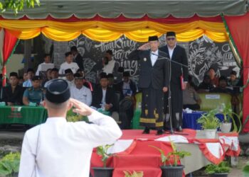 Wakil Wali Kota Sabang Suradji Junus saat bertindak sebagai inspektur upacara peringatan Hari Santri 2026 di Pesantren Al-Mujaddid, Kota Sabang, Kamis (22/10/2026). FOTO: Pemko Sabang.