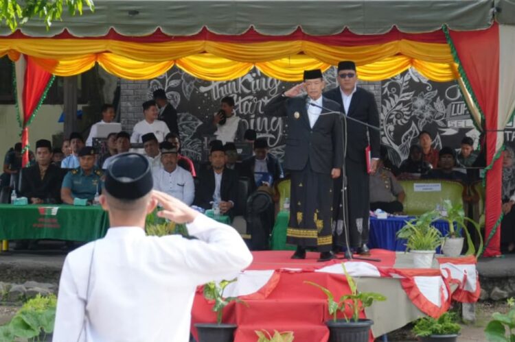 Wakil Wali Kota Sabang Suradji Junus saat bertindak sebagai inspektur upacara peringatan Hari Santri 2026 di Pesantren Al Mujaddid Kota Sabang Kamis 22102026 FOTO Pemko Sabang