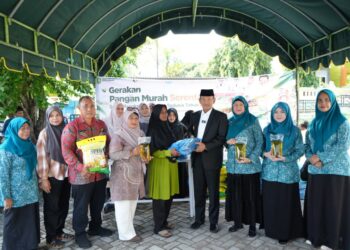 Wakil Wali Kota Sabang Suradji Junus saat meninjau langsung pelaksanaan kegiatan Gerakan Pangan Murah GPM di halaman Kantor Keuchik Gampong Ie Meulee Kecamatan Sukajaya pada Kamis 22102026 FOTO Pemko Sabang