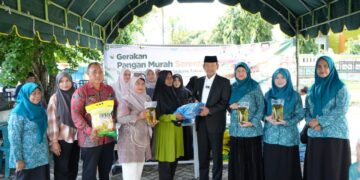 Wakil Wali Kota Sabang Suradji Junus saat meninjau langsung pelaksanaan kegiatan Gerakan Pangan Murah GPM di halaman Kantor Keuchik Gampong Ie Meulee Kecamatan Sukajaya pada Kamis 22102026 FOTO Pemko Sabang
