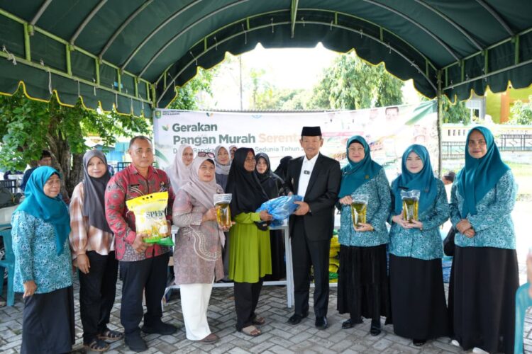 Wakil Wali Kota Sabang Suradji Junus saat meninjau langsung pelaksanaan kegiatan Gerakan Pangan Murah GPM di halaman Kantor Keuchik Gampong Ie Meulee Kecamatan Sukajaya pada Kamis 22102026 FOTO Pemko Sabang KETIKKABARcom Wakil Wali Kota Sabang Suradji Junus saat meninjau langsung pelaksanaan kegiatan Gerakan Pangan Murah GPM di halaman Kantor Keuchik Gampong Ie Meulee Kecamatan Sukajaya pada Kamis 22102026 FOTO Pemko Sabang