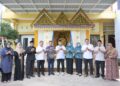 Wakil Ketua I DPRK Banda Aceh Daniel Abdul Wahab foto bersama perangkat desa usai menyerahkan bantuan perangkat pelaminan kepada Gampong Alue Deah Teungoh Kecamatan Meuraxa Banda Aceh Rabu 21102026