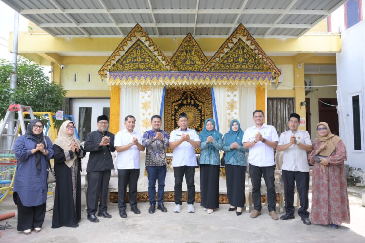 Wakil Ketua I DPRK Banda Aceh Daniel Abdul Wahab foto bersama perangkat desa usai menyerahkan bantuan perangkat pelaminan kepada Gampong Alue Deah Teungoh Kecamatan Meuraxa Banda Aceh Rabu 21102026 KETIKKABARcom Wakil Ketua I DPRK Banda Aceh Daniel Abdul Wahab foto bersama perangkat desa usai menyerahkan bantuan perangkat pelaminan kepada Gampong Alue Deah Teungoh Kecamatan Meuraxa Banda Aceh Rabu 21102026