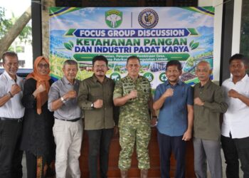 Pangdam Iskandar Muda Brigjen TNI Mahesa Fitriadi (tengah) foto bersama rombongan Focus Group Discussion (FGD) Ketahanan Pangan dan Industri Padat Karya di Bale Sanggamara, Makodam IM, Kamis (22/10/2026).