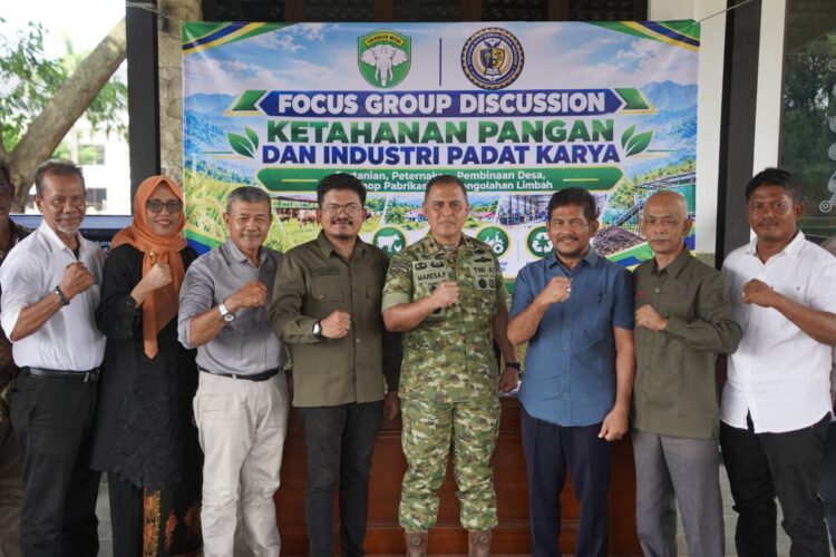 Pangdam Iskandar Muda Brigjen TNI Mahesa Fitriadi tengah foto bersama rombongan Focus Group Discussion FGD Ketahanan Pangan dan Industri Padat Karya di Bale Sanggamara Makodam IM Kamis 22102026 KETIKKABARcom Pangdam Iskandar Muda Brigjen TNI Mahesa Fitriadi tengah foto bersama rombongan Focus Group Discussion FGD Ketahanan Pangan dan Industri Padat Karya di Bale Sanggamara Makodam IM Kamis 22102026