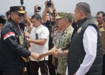Pangdam IM Brigadir Jenderal TNI Mahesa Fitriadi, S.A.P., M.M., bersalaman menyambut kedatangan Kapolri Jenderal Polisi Suyudi Ario Seto, S.H., S.I.K., M.Si., di Bandara Sultan Iskandar Muda (SIM), Aceh Besar, pada Jumat (23/10/2026). FOTO: Ist.