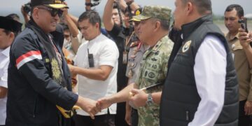 Pangdam IM Brigadir Jenderal TNI Mahesa Fitriadi SAP MM bersalaman menyambut kedatangan Kapolri Jenderal Polisi Suyudi Ario Seto SH SIK MSi di Bandara Sultan Iskandar Muda SIM Aceh Besar pada Jumat 23102026 FOTO Ist