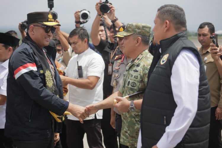 Pangdam IM Brigadir Jenderal TNI Mahesa Fitriadi SAP MM bersalaman menyambut kedatangan Kapolri Jenderal Polisi Suyudi Ario Seto SH SIK MSi di Bandara Sultan Iskandar Muda SIM Aceh Besar pada Jumat 23102026 FOTO Ist KETIKKABARcom Pangdam IM Brigadir Jenderal TNI Mahesa Fitriadi SAP MM bersalaman menyambut kedatangan Kapolri Jenderal Polisi Suyudi Ario Seto SH SIK MSi di Bandara Sultan Iskandar Muda SIM Aceh Besar pada Jumat 23102026 FOTO Ist