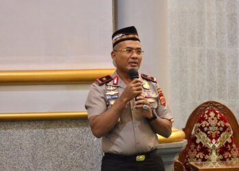 Wakapolda Aceh Brigjen Pol Latif Usman menyampaikan sambutan saat kegiatan Subuh Keliling Suling di Masjid Oman Al Makmur Banda Aceh Sabtu 24102026