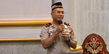 Wakapolda Aceh Brigjen Pol Latif Usman menyampaikan sambutan saat kegiatan Subuh Keliling Suling di Masjid Oman Al Makmur Banda Aceh Sabtu 24102026