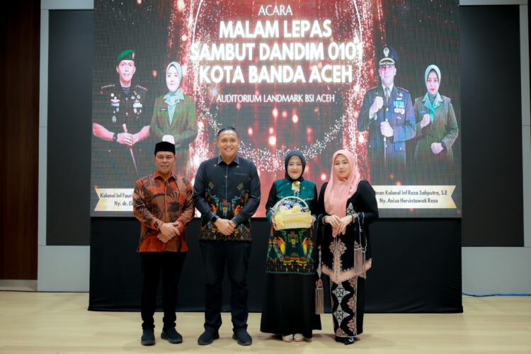 Bupati Aceh Besar H Muharram Idris foto bersama pada lepas sambut Komandan Kodim Dandim 0101Kota Banda Aceh KBA di auditorium lantai 8 Landmark BSI Aceh Banda Aceh Jumat 23102026 malam FOTO MC ACEH BESAR