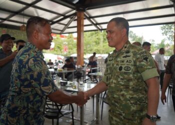 Pangdam IM, Brigadir Jenderal TNI Mahesa Fitriadi, S.A.P., M.M., bersilaturahmi dengan masyarakat Kecamatan Kota Bakti di Warkop Sakti Point, Kota Bakti, Kabupaten Pidie, Jumat (24/10/2025).