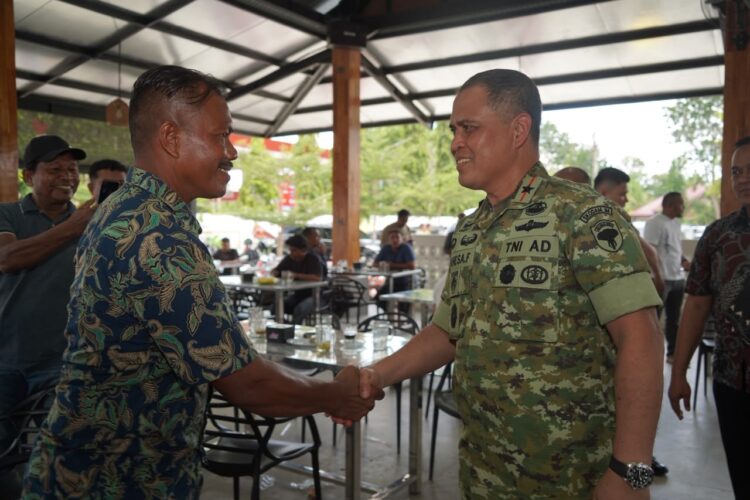 Pangdam IM Brigadir Jenderal TNI Mahesa Fitriadi SAP MM bersilaturahmi dengan masyarakat Kecamatan Kota Bakti di Warkop Sakti Point Kota Bakti Kabupaten Pidie Jumat 24102025 KETIKKABARcom Pangdam IM Brigadir Jenderal TNI Mahesa Fitriadi SAP MM bersilaturahmi dengan masyarakat Kecamatan Kota Bakti di Warkop Sakti Point Kota Bakti Kabupaten Pidie Jumat 24102025