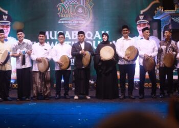 Bupati Aceh Besar H Muharram Idris (Syech Muharram), memimpin prosesi penabuhan beduk secara bersama-sama sebagai simbolis pembukaan MTQ XXXV tingkat Kabupaten Aceh Besar tahun 2026, di Lapangan Bung Cala, Kecamatan Kuta Baro, Kabupaten Aceh Besar, Sabtu (24/10/2026) malam. FOTO/ PROKOPIM PEMKAB ACEH BESAR