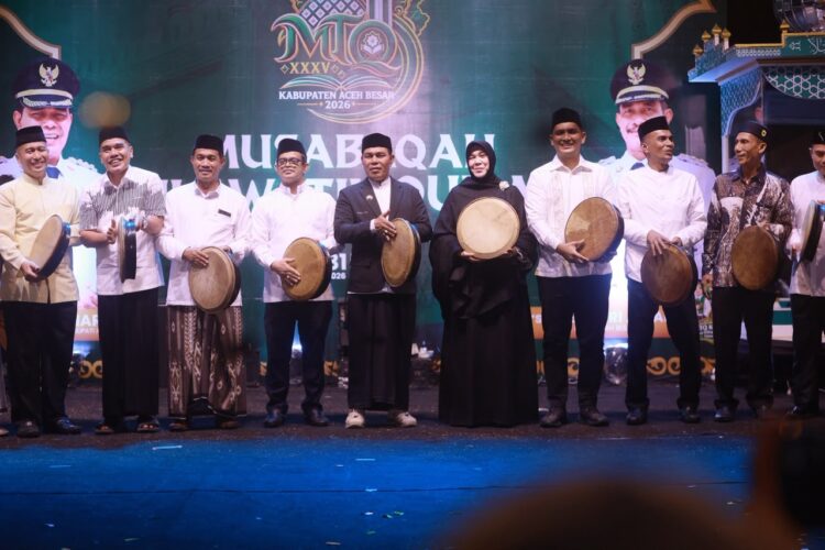 Bupati Aceh Besar H Muharram Idris Syech Muharram memimpin prosesi penabuhan beduk secara bersamasama sebagai simbolis pembukaan MTQ XXXV tingkat Kabupaten Aceh Besar tahun 2026 di Lapangan Bung Cala Kecamatan Kuta Baro Kabupaten Aceh Besar Sabtu 24102026 malam FOTO PROKOPIM PEMKAB ACEH BESAR KETIKKABARcom Bupati Aceh Besar H Muharram Idris Syech Muharram memimpin prosesi penabuhan beduk secara bersama sama sebagai simbolis pembukaan MTQ XXXV tingkat Kabupaten Aceh Besar tahun 2026 di Lapangan Bung Cala Kecamatan Kuta Baro Kabupaten Aceh Besar Sabtu 24102026 malam FOTO PROKOPIM PEMKAB ACEH BESAR