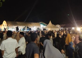 Ribuan masyarakat memadati arena pembukaan Musabaqah Tilawatil Quran (MTQ) ke-35 tingkat Kabupaten Aceh Besar di Lapangan Kemukiman Bung Cala, Kecamatan Kuta Baro, Sabtu (24/10/2026). FOTO/MC ACEH BESAR