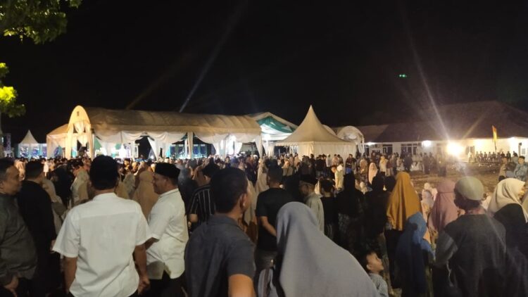 Ribuan masyarakat memadati arena pembukaan Musabaqah Tilawatil Quran MTQ ke 35 tingkat Kabupaten Aceh Besar di Lapangan Kemukiman Bung Cala Kecamatan Kuta Baro Sabtu 24102026 FOTOMC ACEH BESAR