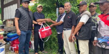 Kadis Sosial Aceh Besar Darwan Asrizal SE MT menyerahkan bantuan masa panik kepada warga korban terdampak kebakaran rumah di Komplek Permata Punie Gampong Punie Kecamatan Darul Imarah Kabupaten Aceh Besar Minggu 25102026 FOTO MC ACEH BESAR