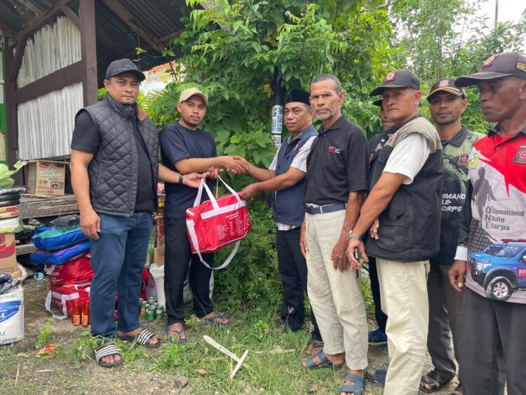 Kadis Sosial Aceh Besar Darwan Asrizal SE MT menyerahkan bantuan masa panik kepada warga korban terdampak kebakaran rumah di Komplek Permata Punie Gampong Punie Kecamatan Darul Imarah Kabupaten Aceh Besar Minggu 25102026 FOTO MC ACEH BESAR KETIKKABARcom Kadis Sosial Aceh Besar Darwan Asrizal SE MT menyerahkan bantuan masa panik kepada warga korban terdampak kebakaran rumah di Komplek Permata Punie Gampong Punie Kecamatan Darul Imarah Kabupaten Aceh Besar Minggu 25102026 FOTO MC ACEH BESAR