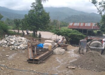 Satgas Jembatan Perintis Kodim 0108/Aceh Tenggara melanjutkan pembangunan jembatan gantung di Desa Lawe Ger-Ger, Kecamatan Ketambe, Kabupaten Aceh Tenggara. Minggu, 25/10/2026.