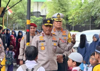 Wakapolda Aceh Latif Usman memberikan edukasi keselamatan berlalu lintas kepada siswa Al-Wildan Islamic School 21 Banda Aceh. /FOTO: Humas Polda Aceh