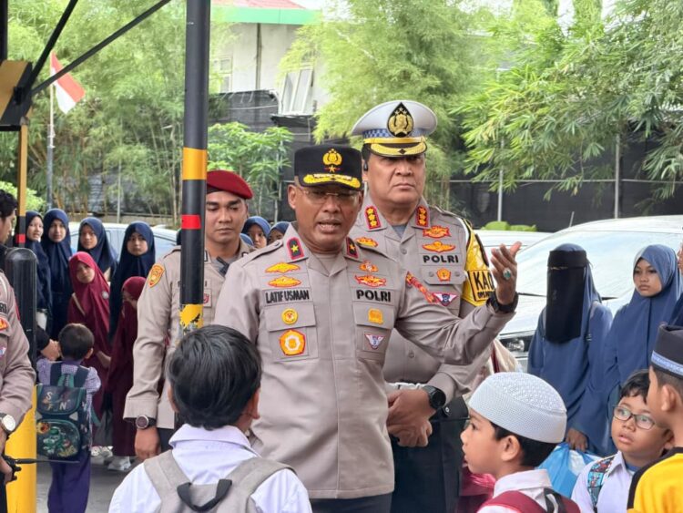 Wakapolda Aceh Latif Usman memberikan edukasi keselamatan berlalu lintas kepada siswa Al Wildan Islamic School 21 Banda Aceh FOTO Humas Polda Aceh