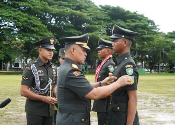 Pangdam IM, Brigadir Jenderal TNI Mahesa Fitriadi, S.A.P., M.M., menyematkan pangkat usai penutupan Pendidikan Pertama Bintara (Dikmaba) Infanteri TNI Angkatan Darat Gelombang III Tahun Anggaran 2026 dalam upacara yang berlangsung di Rindam Iskandar Muda, Senin (26/10/2026).