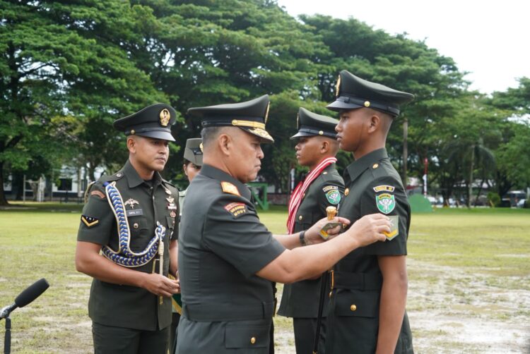 Pangdam IM Brigadir Jenderal TNI Mahesa Fitriadi SAP MM menyematkan pangkat usai penutupan Pendidikan Pertama Bintara Dikmaba Infanteri TNI Angkatan Darat Gelombang III Tahun Anggaran 2026 dalam upacara yang berlangsung di Rindam Iskandar Muda Senin 26102026 KETIKKABARcom Pangdam IM Brigadir Jenderal TNI Mahesa Fitriadi SAP MM menyematkan pangkat usai penutupan Pendidikan Pertama Bintara Dikmaba Infanteri TNI Angkatan Darat Gelombang III Tahun Anggaran 2026 dalam upacara yang berlangsung di Rindam Iskandar Muda Senin 26102026