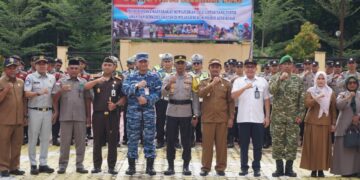 Wakil Bupati Aceh Besar Drs H Syukri A Jalil mengikuti apel gelar pasukan Operasi Patuh Seulawah 2026 di Lapangan Apel Mapolres Aceh Besar Senin 26102026 FOTO MC ACEH BESAR