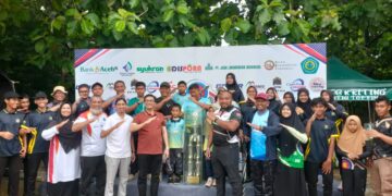 Ketua DPRK Banda Aceh Irwansyah ST berfoto bersama para peserta dan peraih juara setelah menyerahkan hadiah pada Koetaradja Archery Championship IV2026 di Lapangan Panahan Kompleks Stadion Harapan Bangsa Banda Aceh Minggu 25102026