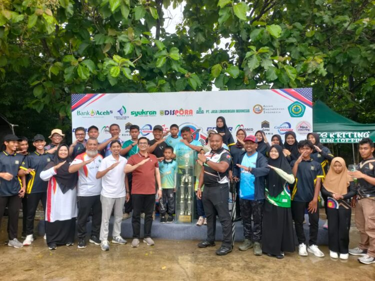 Ketua DPRK Banda Aceh Irwansyah ST berfoto bersama para peserta dan peraih juara setelah menyerahkan hadiah pada Koetaradja Archery Championship IV2026 di Lapangan Panahan Kompleks Stadion Harapan Bangsa Banda Aceh Minggu 25102026 KETIKKABARcom Ketua DPRK Banda Aceh Irwansyah ST berfoto bersama para peserta dan peraih juara setelah menyerahkan hadiah pada Koetaradja Archery Championship IV2026 di Lapangan Panahan Kompleks Stadion Harapan Bangsa Banda Aceh Minggu 25102026